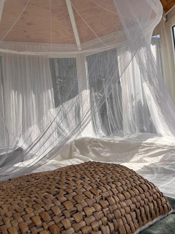 Postel nebo postele na pokoji v ubytování DE BUITENKANS unique cabins - urban camping
