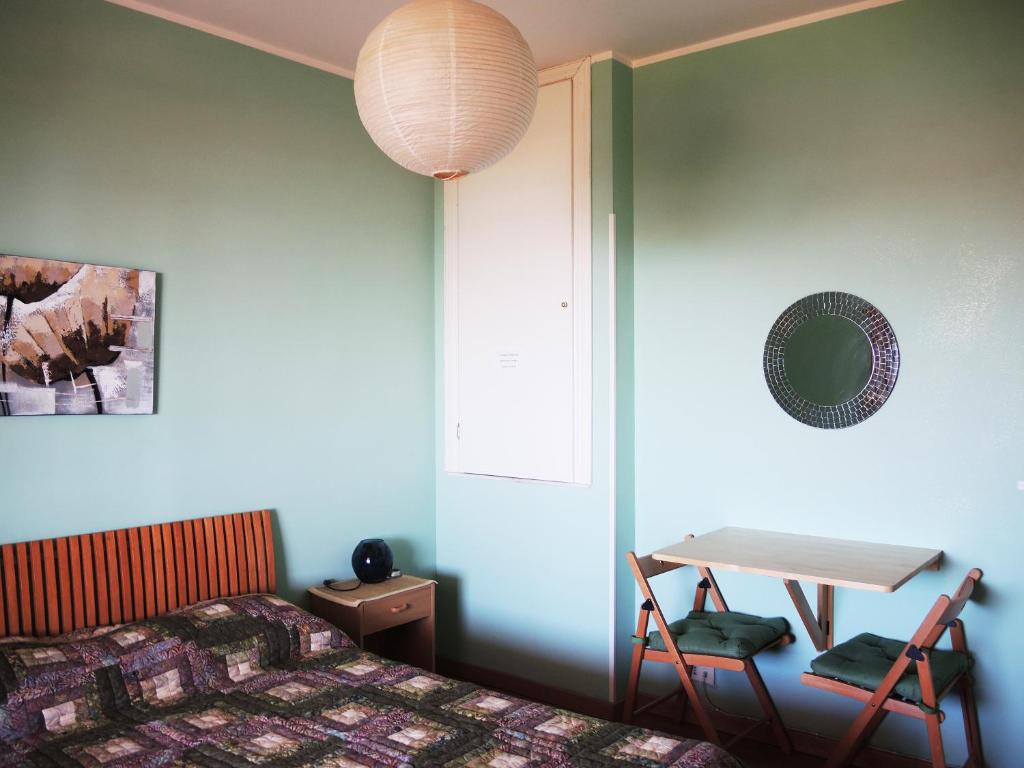 アンツィオにあるLe Ninfe Bed and Breakfastのベッドルーム1室(ベッド1台、デスク、テーブル付)