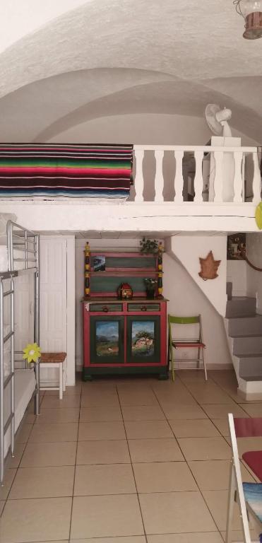 - un salon avec une table et une étagère dans l'établissement l'Entre Girls, à Cassis