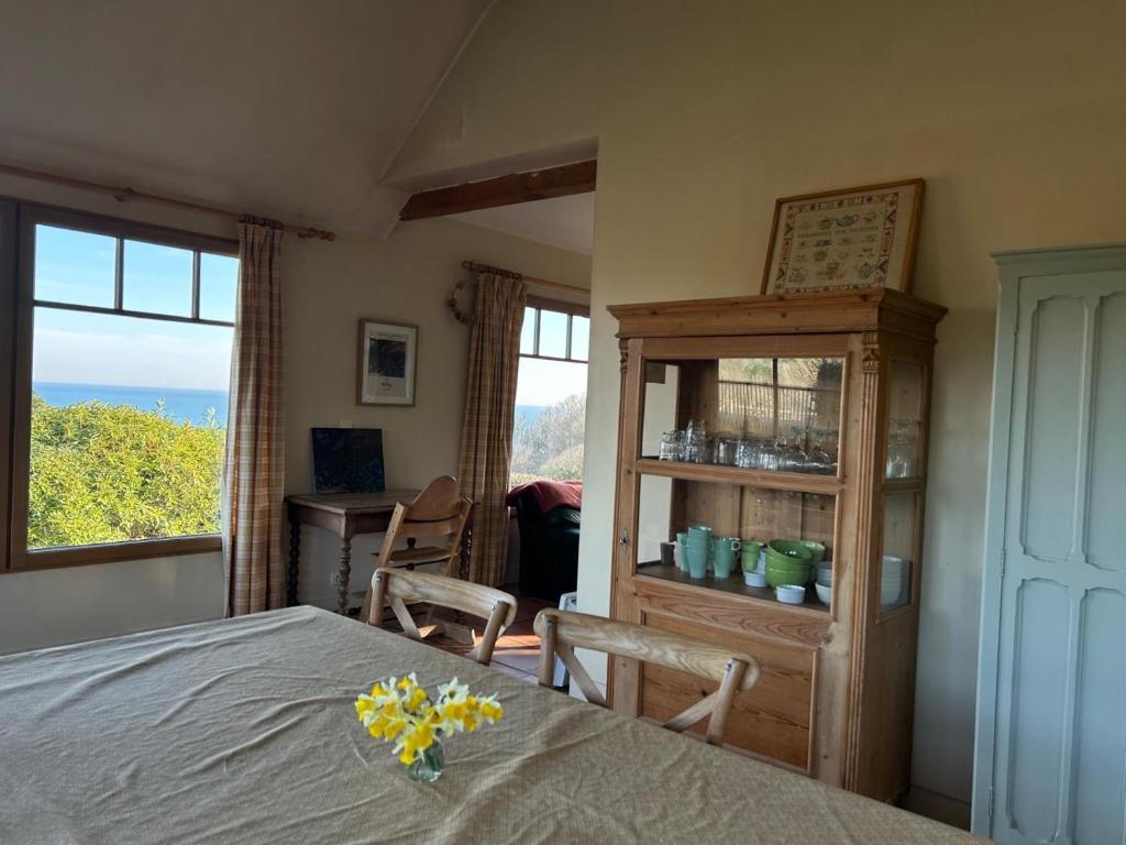 Televízia a/alebo spoločenská miestnosť v ubytovaní Le colombier, villa vue mer accès plage 300M