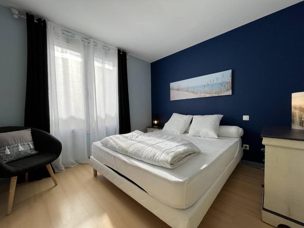 Posteľ alebo postele v izbe v ubytovaní Maison bord de mer à St-Denis-d'Oléron, 6 pers, 3 ch, terrasse, vélos, plage à 2 pas - FR-1-246A-230