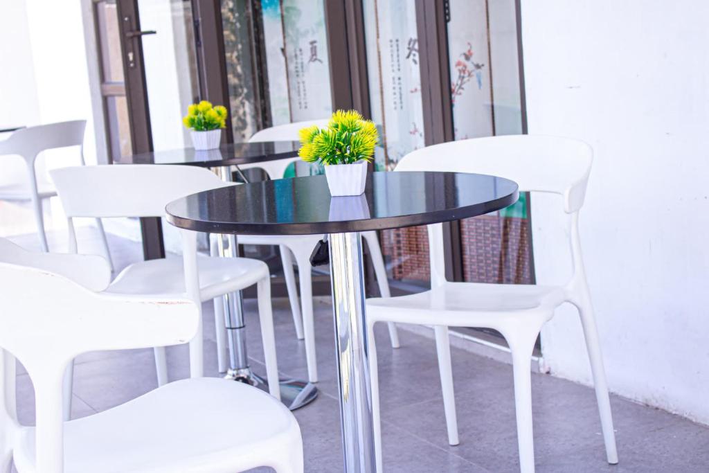 Un restaurante u otro lugar para comer en The Thorny Guest House Maun