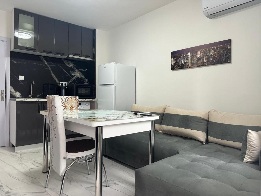 una cucina e un soggiorno con un tavolo e un divano di Luxury Apartment in Centre of Stara Zagora a Stara Zagora
