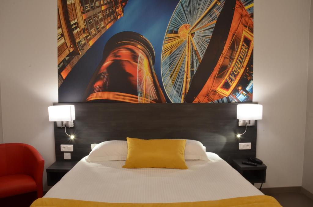 - une chambre avec un lit à baldaquin sur le mur dans l&#39;établissement Logis hôtel - La Chambre D&#39;Amiens, à Amiens
