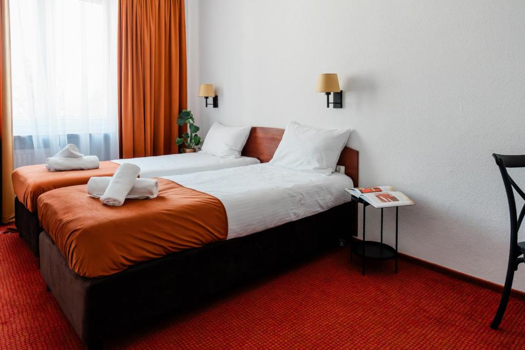 Posteľ alebo postele v izbe v ubytovaní Hotel Wodnik