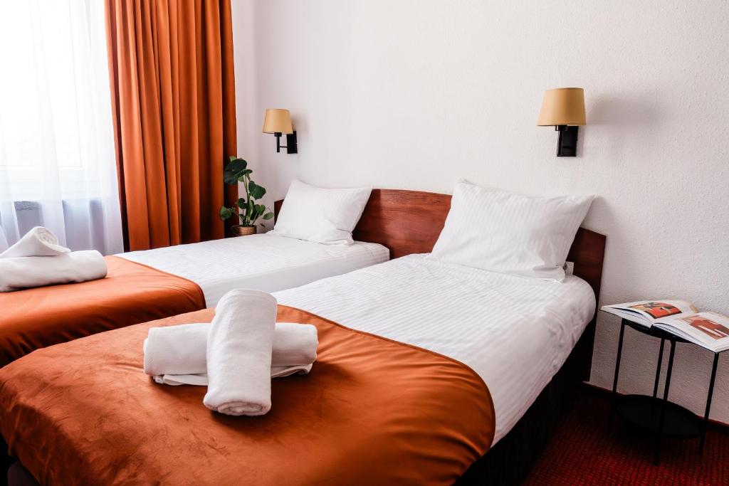 Posteľ alebo postele v izbe v ubytovaní Hotel Wodnik