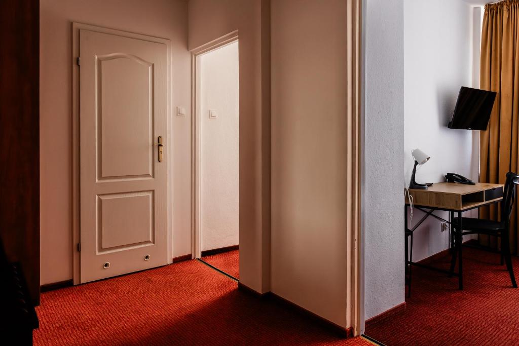 Televízia a/alebo spoločenská miestnosť v ubytovaní Hotel Wodnik
