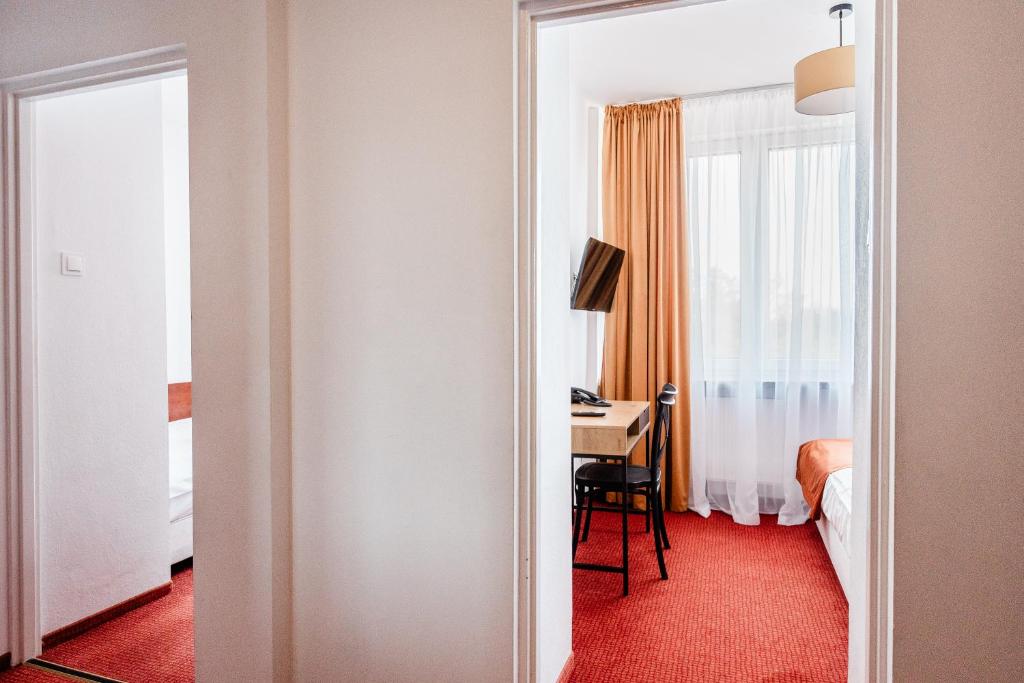 Televízia a/alebo spoločenská miestnosť v ubytovaní Hotel Wodnik