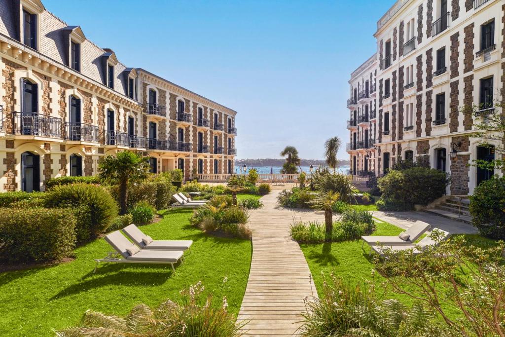 Zahrada ubytování Hôtel Barrière Le Grand Hôtel Dinard