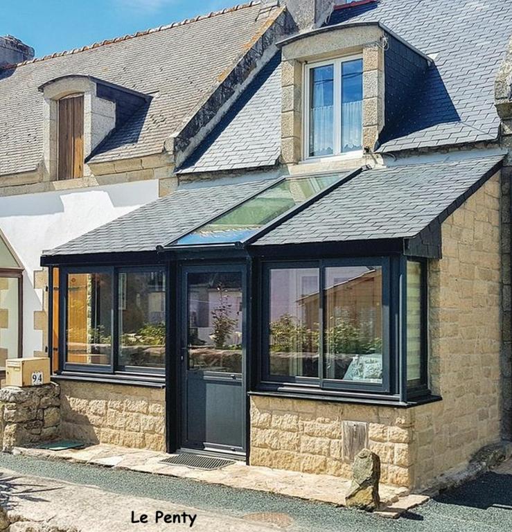 une maison avec une porte et des fenêtres noires dans l'établissement PentyTy TadKozh Très proche du port de Kérity, à Penmarcʼh