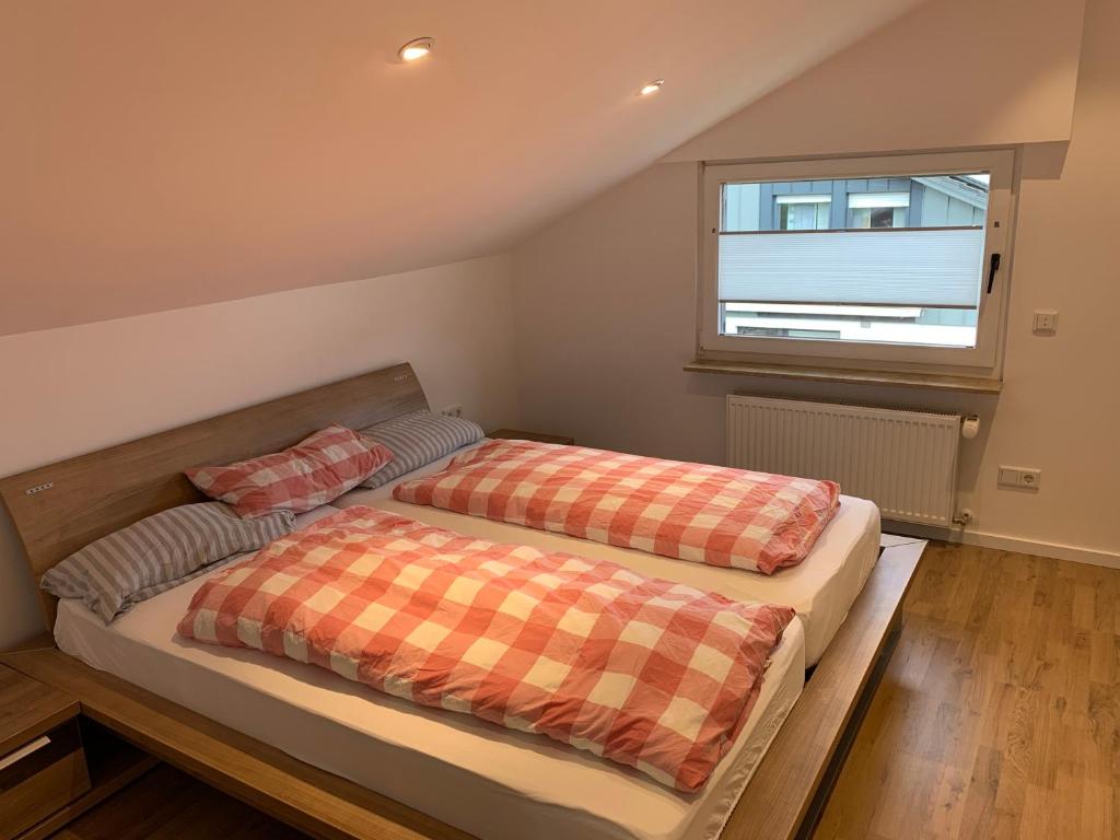 メーネゼーにあるGroße FeWo mit 2 Schlafzimmern in Körbeckeの窓のある小さな部屋にベッドが2つある