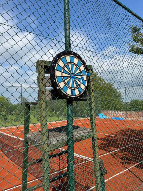 Tenis a/nebo squash v ubytování Vikendica S, Alibegovac nebo okolí