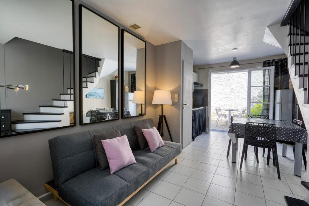 un salon avec un canapé et une salle à manger dans l'établissement 335 Mérindot 5 Au coeur du village, à Saint-Martin-de-Ré