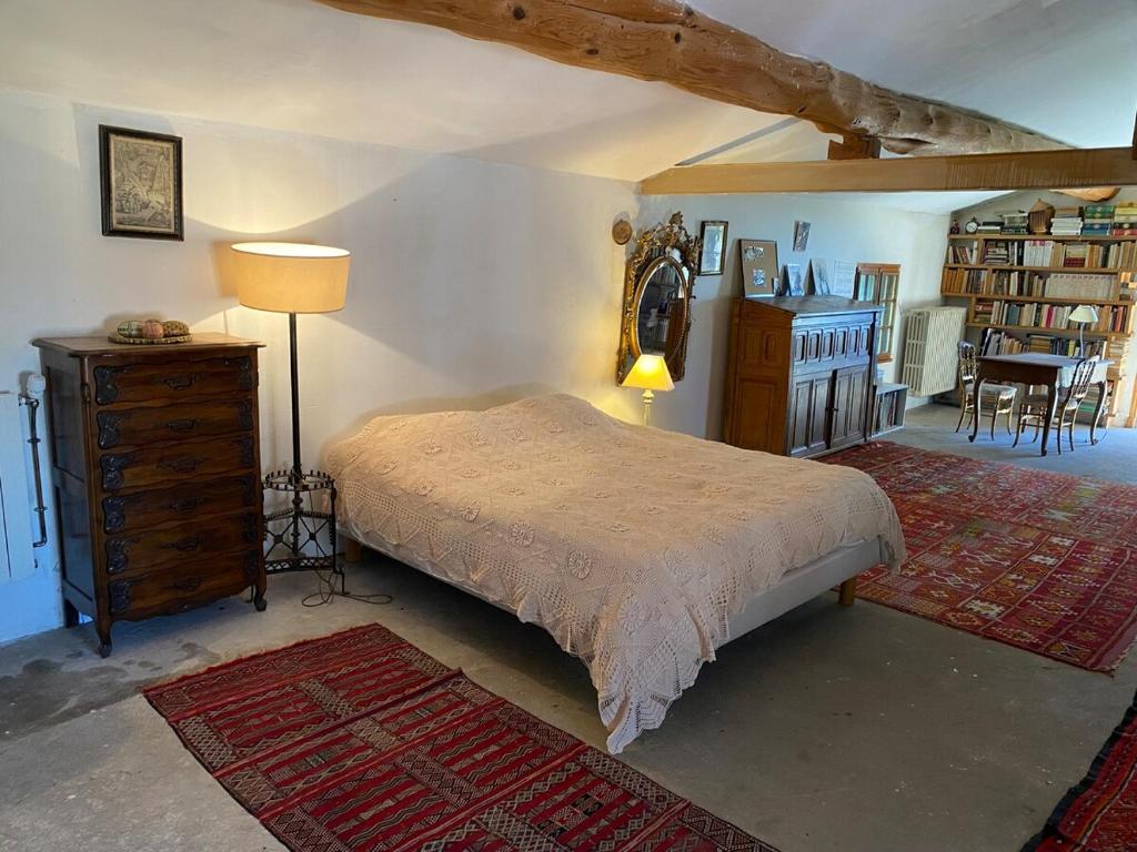 En eller flere senge i et værelse på La Maison Rose I Maison de village familiale