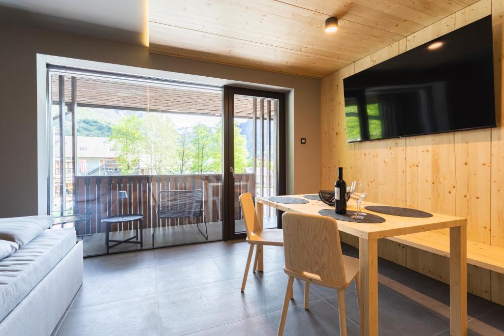 un salon avec une table et un canapé dans l'établissement Alpine Nest Bovec, à Bovec