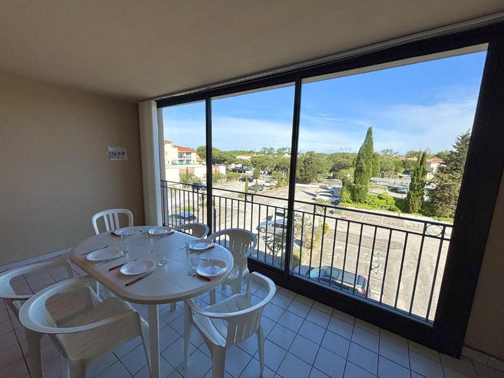 Cette chambre dispose d'un balcon avec une table et des chaises. dans l'établissement Appartement 2 pièces + cabine, 6 couchages, proche plage, parking - FR-1-388-44, à Argelès-sur-Mer