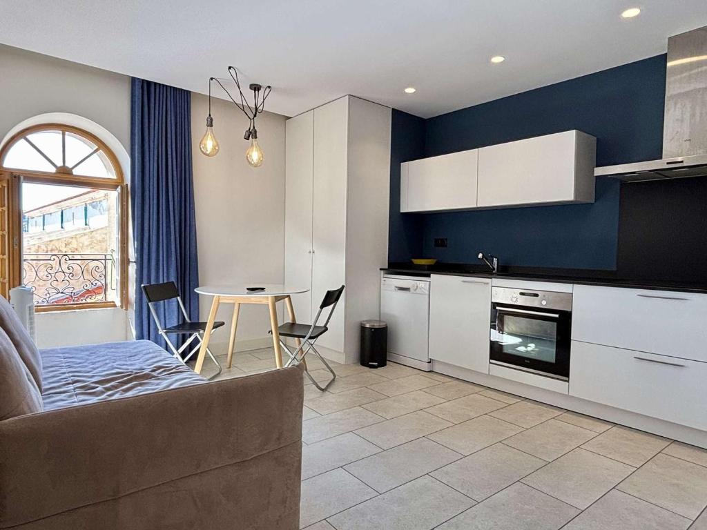 - une cuisine avec un canapé et une table dans une chambre dans l'établissement Studio charmant en centre historique - 2 couchages à Collioure - FR-1-225-656, à Collioure