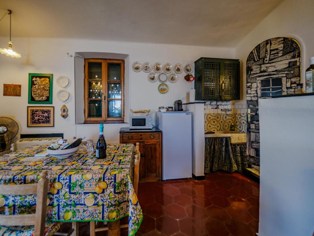 A kitchen or kitchenette at Muin a Ventu Historical Tower