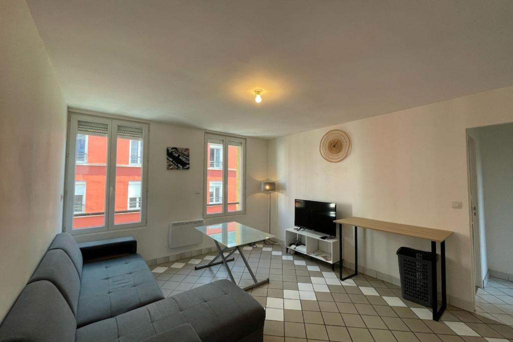 un salon avec un canapé et une table dans l'établissement Escale Baheux, au Havre