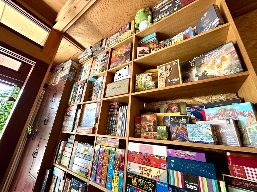 ホステルにある図書室