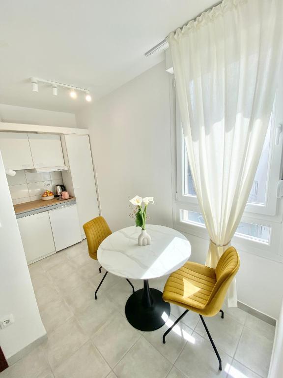 City Center Gold Room with Private Garage