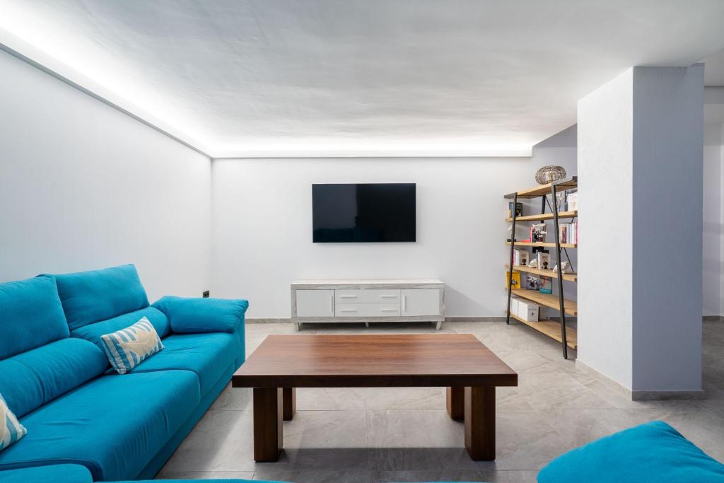 Televízia a/alebo spoločenská miestnosť v ubytovaní Hotel Cala Arena