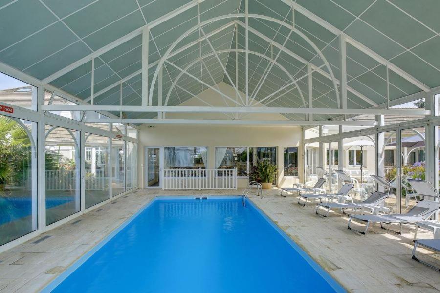 Bazén v ubytování Hôtel Arcadia nebo v jeho okolí