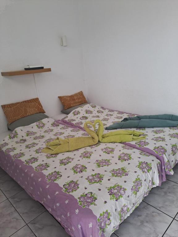 een bed met een dekbed erop bij EL CHAPARRAL Studio-appartement with fantastic pool- view and STRONG WIFI in Costa Del Silencio