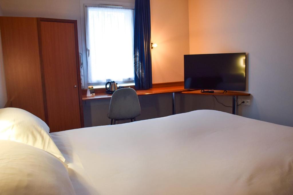 TV a/nebo společenská místnost v ubytování B&B HOTEL Rodez Bourran