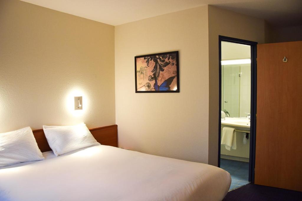 Postel nebo postele na pokoji v ubytování B&B HOTEL Rodez Bourran
