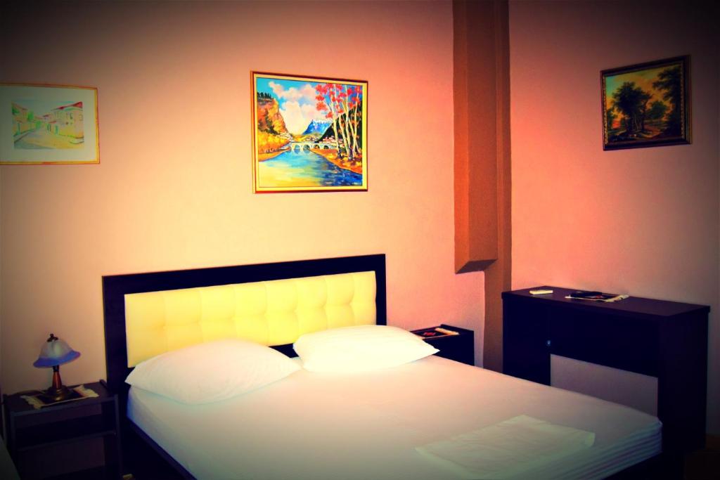 Postel nebo postele na pokoji v ubytování VILA LILI Guest House - Berat