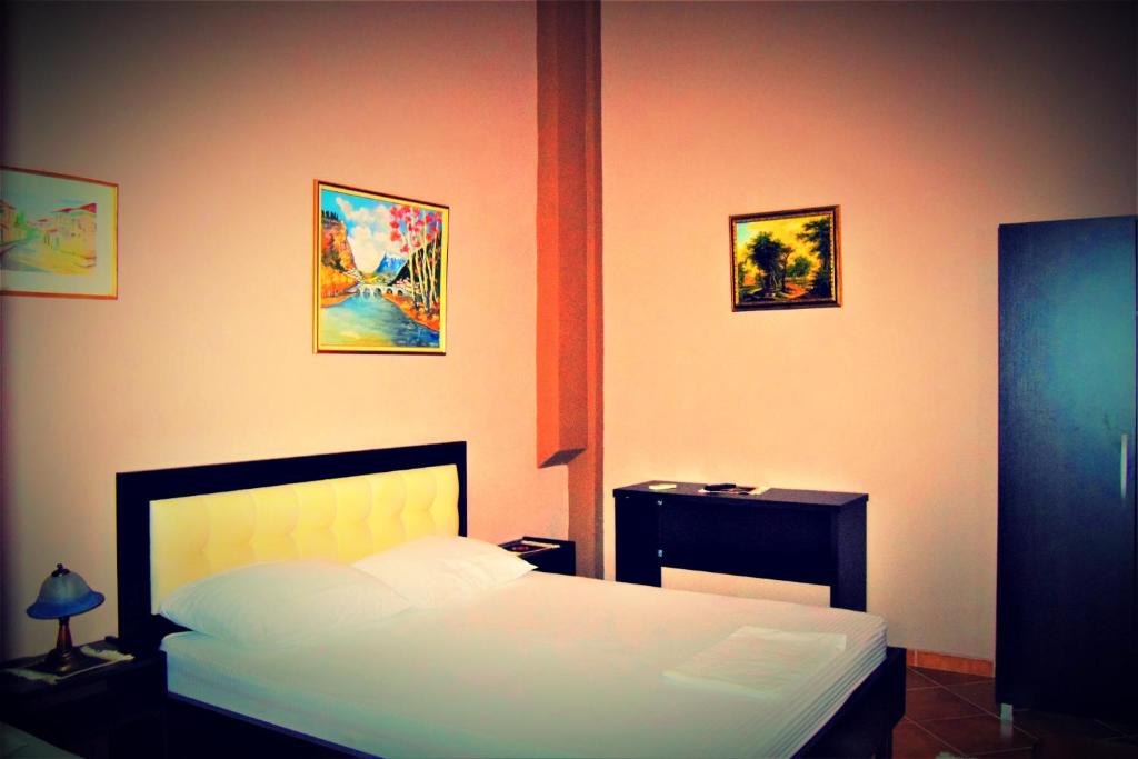 Postel nebo postele na pokoji v ubytování VILA LILI Guest House - Berat