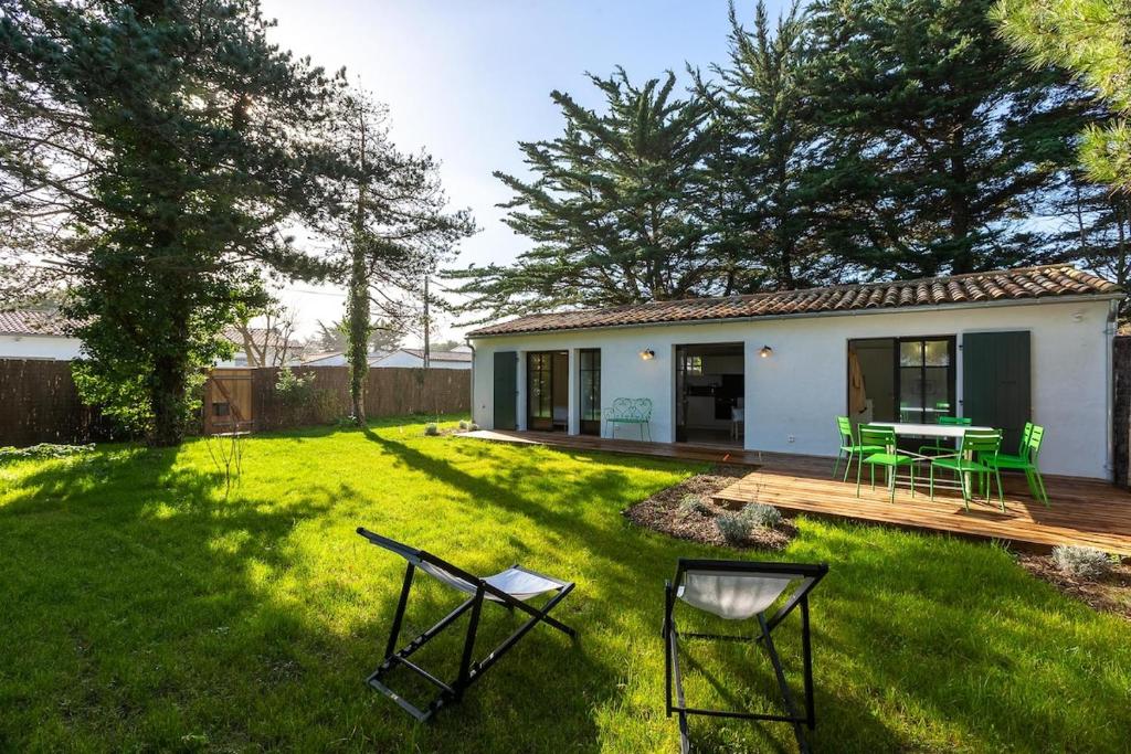une cour avec une maison dotée d'une table et de chaises dans l'établissement 473 Les Landes - Coeur de la Pinède, à Saint-Clément-des-Baleines