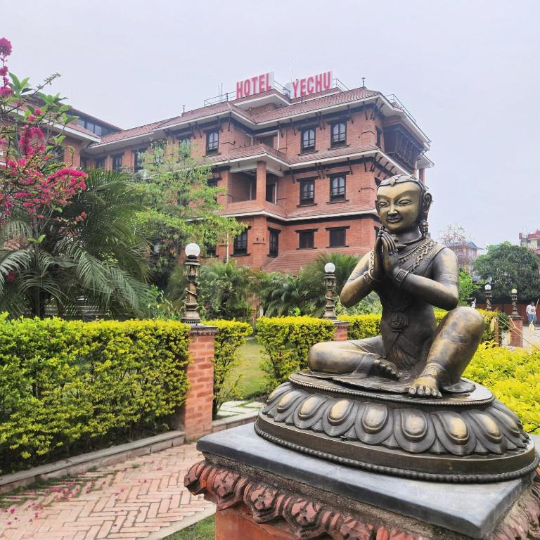 Taman di luar Hotel Yechu