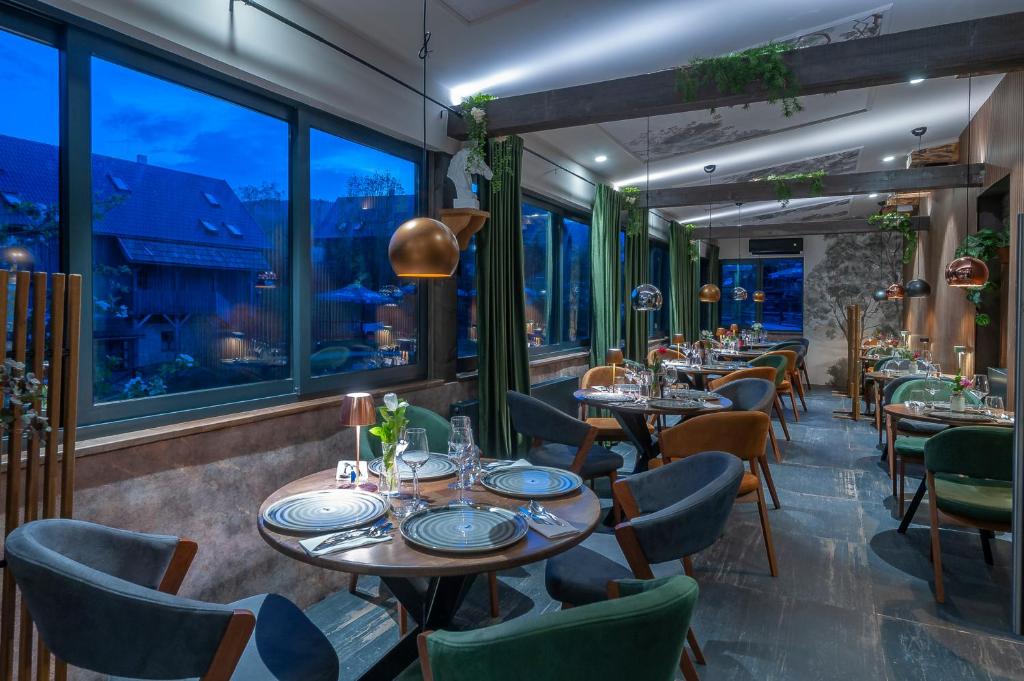 A restaurant or other place to eat at Ethno Houses Plitvice Lakes Hotel