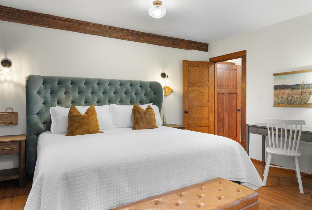 Postel nebo postele na pokoji v ubytování Phoenicia Lodge