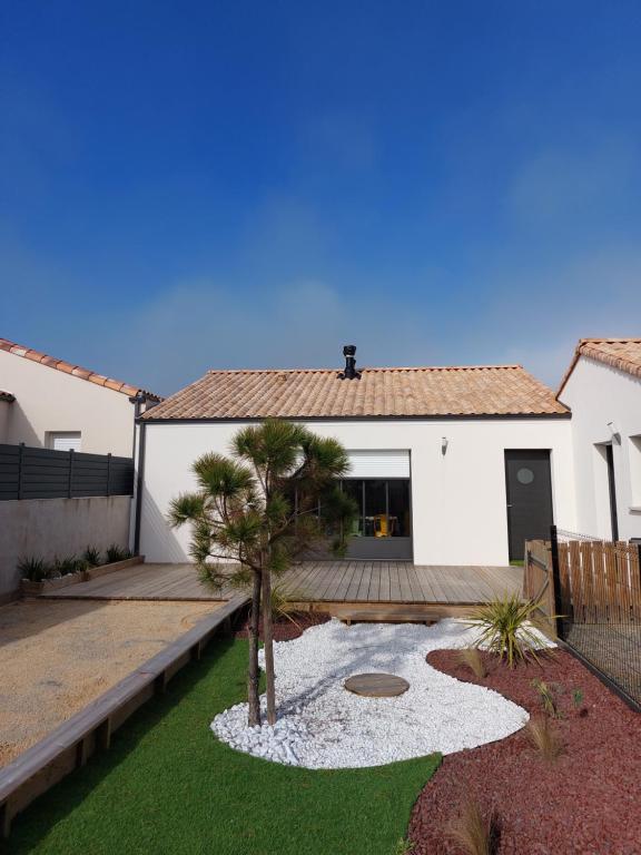 une maison avec un jardin devant dans l'établissement Bord de plage, à Bretignolles-sur-Mer
