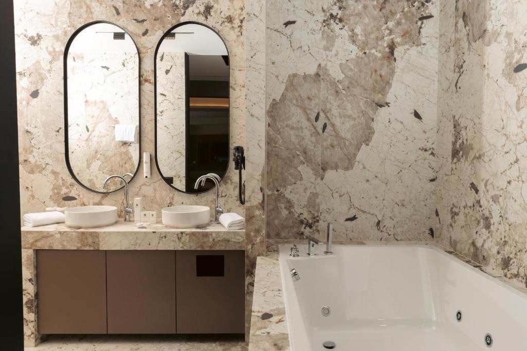 Koupelna v ubytování Venus Hotel