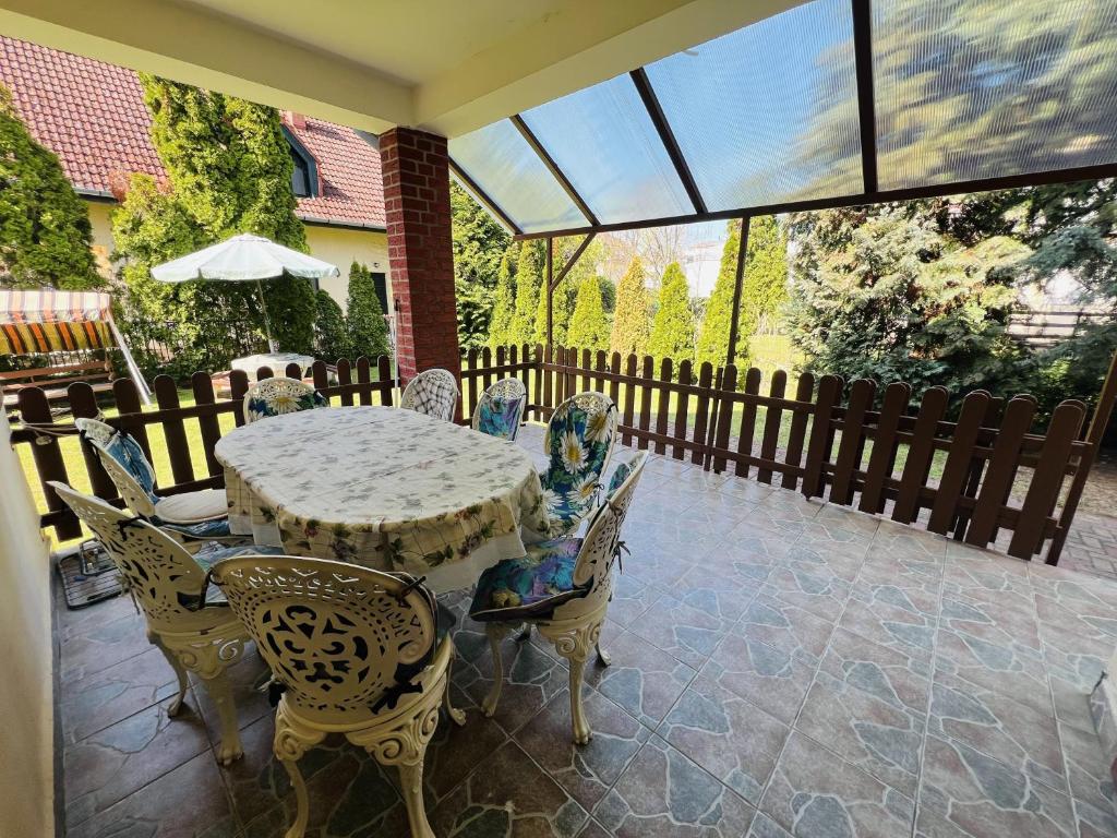 patio ze stołem i krzesłami na patio w obiekcie Siófok Aranypart 1 w Siófoku
