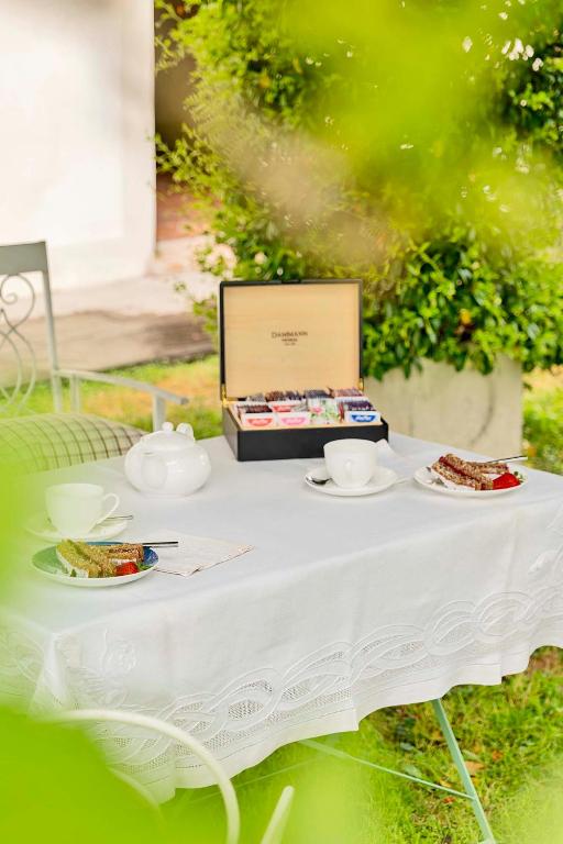 A garden outside Cantagrillo Boutique Resort