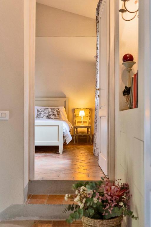 A bed or beds in a room at Cantagrillo Boutique Resort