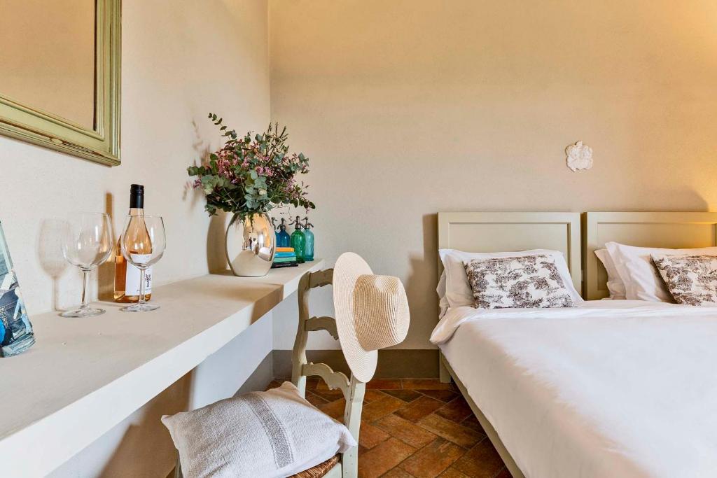 A bed or beds in a room at Cantagrillo Boutique Resort