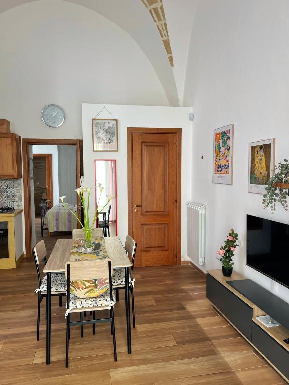 a living room with a table and chairs and a television at Kaléa Gallipoli in Gallipoli