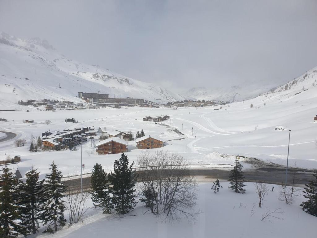 Une petite ville dans la neige sur une montagne dans l'établissement Studio Tignes Val Claret, à Tignes