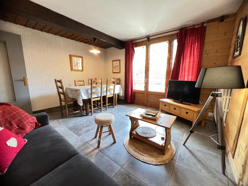 un salon avec un canapé et une table dans l'établissement NOUVEAU Neige et Roc 1 - Appartement 2 chambres centre, à La Clusaz
