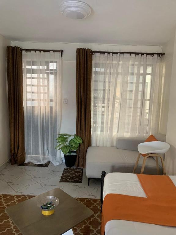 Postel nebo postele na pokoji v ubytování J and L hosting- Lower Kabete rd