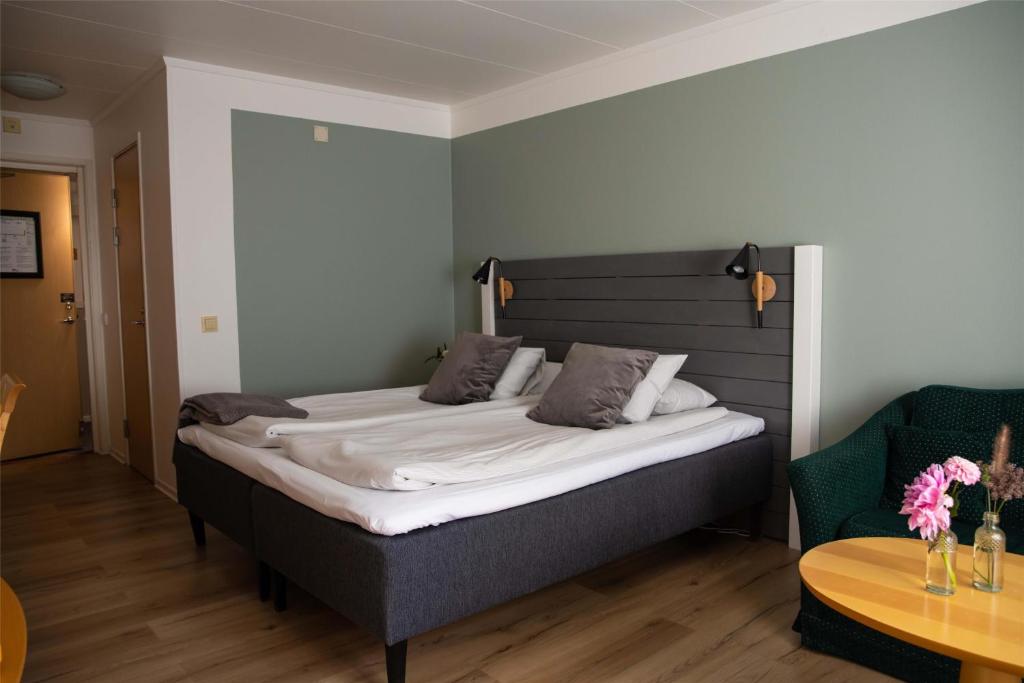 Postel nebo postele na pokoji v ubytování Hotel Ullinge