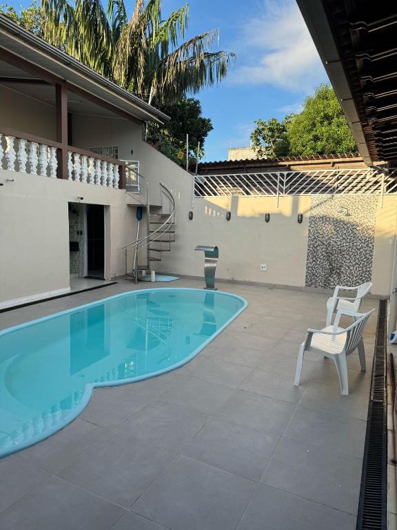 a swimming pool in the middle of a patio at Casa da piscina in Macapá