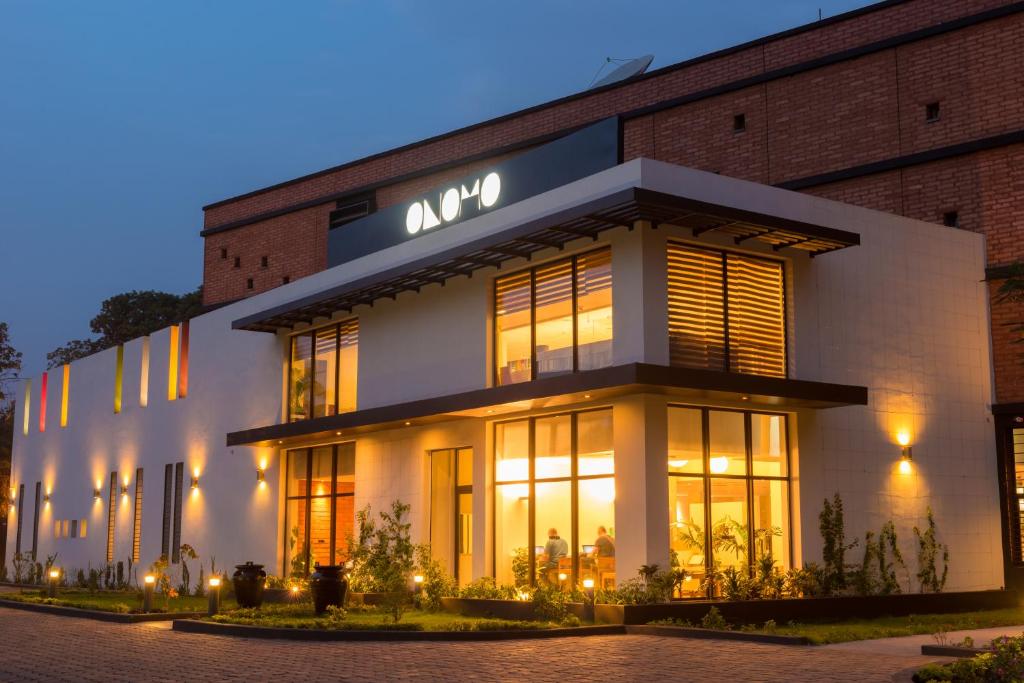 バマコにあるONOMO Hotel Bamakoの表札のある建物