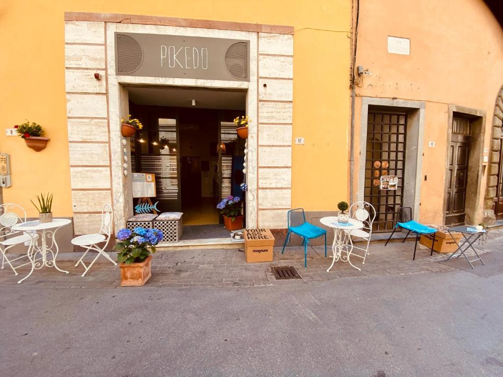 una tienda con sillas y mesas frente a un edificio en Casa Dona, en San Miniato